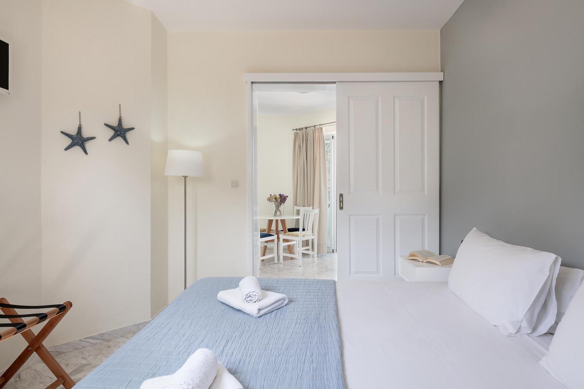 Villa Life Agia Marina Стая снимка